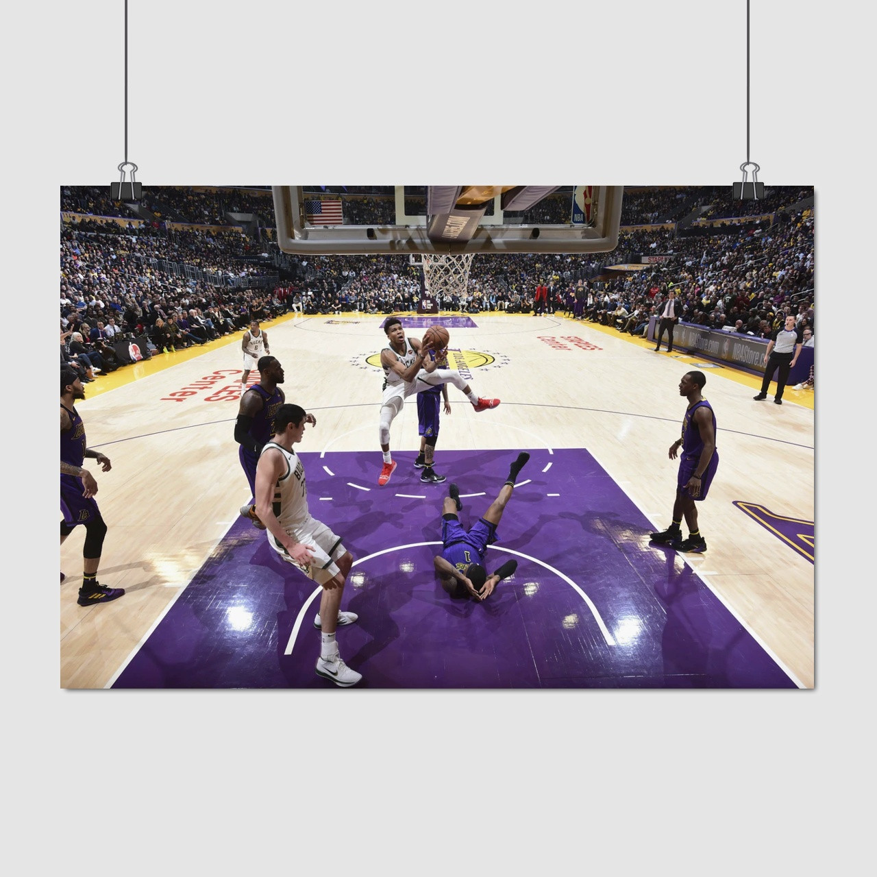 Плакат "Баскетболіст з м'ячем перед кидком", 40×60см