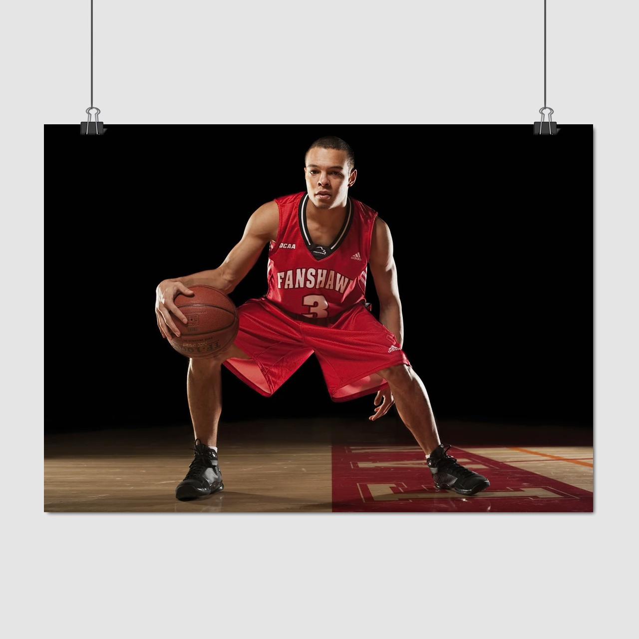 Плакат "Баскетболіст у червоному з м'ячем", 43×60см