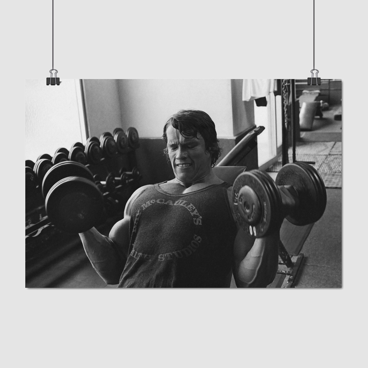 Плакат "Арнольд Шварценеггер, тренування з гантелей, 1975р, Arnold Schwarzenegger", 40×60см