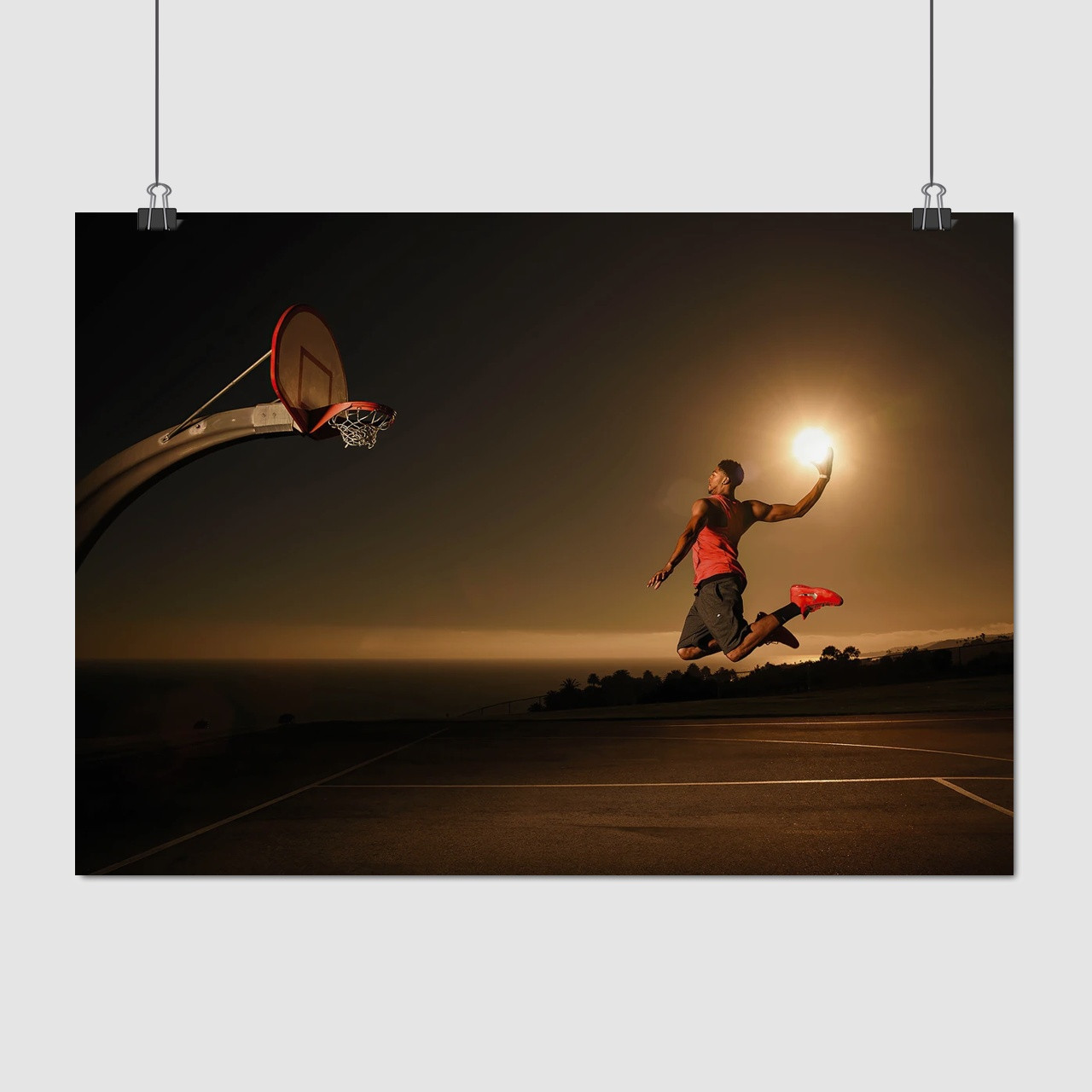 Плакат "Баскетболіст у стрибку кидає сонце в кошик", 43×60см