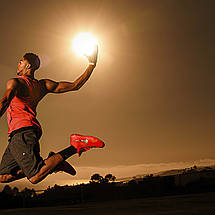 Плакат "Баскетболіст у стрибку кидає сонце в кошик", 43×60см, фото 2