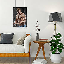 Плакат "Бодібілдер качає біцепс на тренажері", 60×43см, фото 4