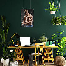 Плакат "Бодібілдер качає біцепс на тренажері", 60×43см, фото 5