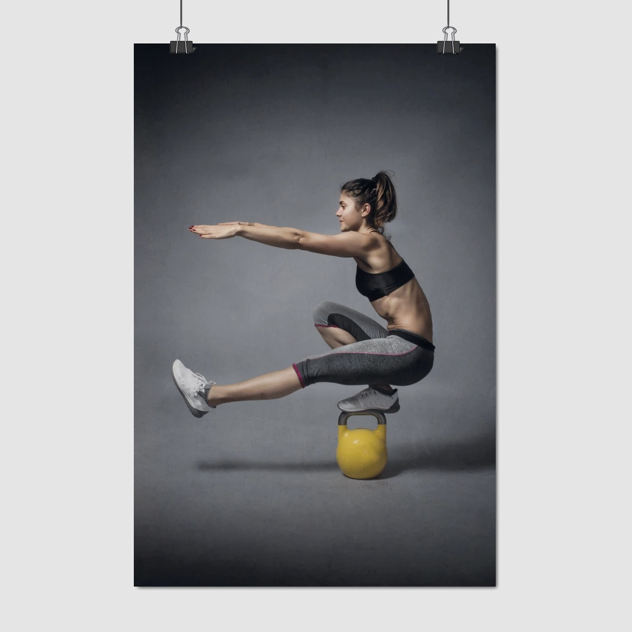 Плакат "Дівчина тримає рівновагу, сидячи на гирі", 60×40см