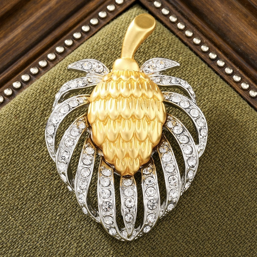 Брошка на золотистій основі квіточок із білими кристалами покрита кольоровою емаллю розмір виробу 70х50 мм