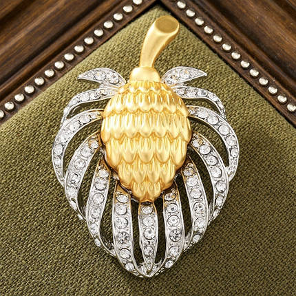 Брошка на золотистій основі квіточок із білими кристалами покрита кольоровою емаллю розмір виробу 70х50 мм, фото 1