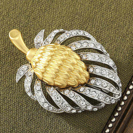 Брошка на золотистій основі квіточок із білими кристалами покрита кольоровою емаллю розмір виробу 70х50 мм, фото 2