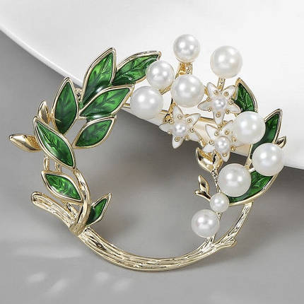 Брошка на золотистій основі віночок із листочками та квіточками з білими намистинами розмір виробу 45х45 мм, фото 1