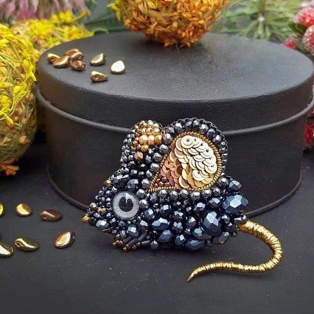 Брош з бісеру та намистин ронделів