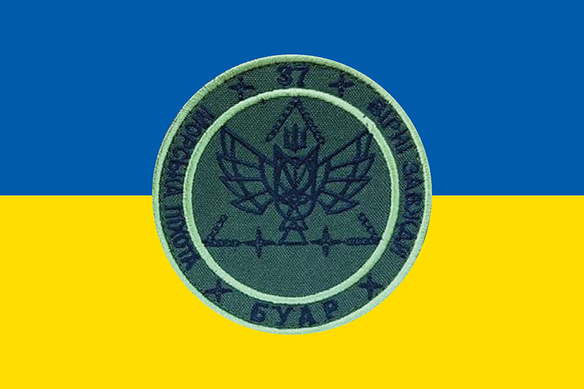 Прапор батареї управління та артилерійської розвідки (БУАР) 37 ОБрМП ЗСУ синьо-жовтий