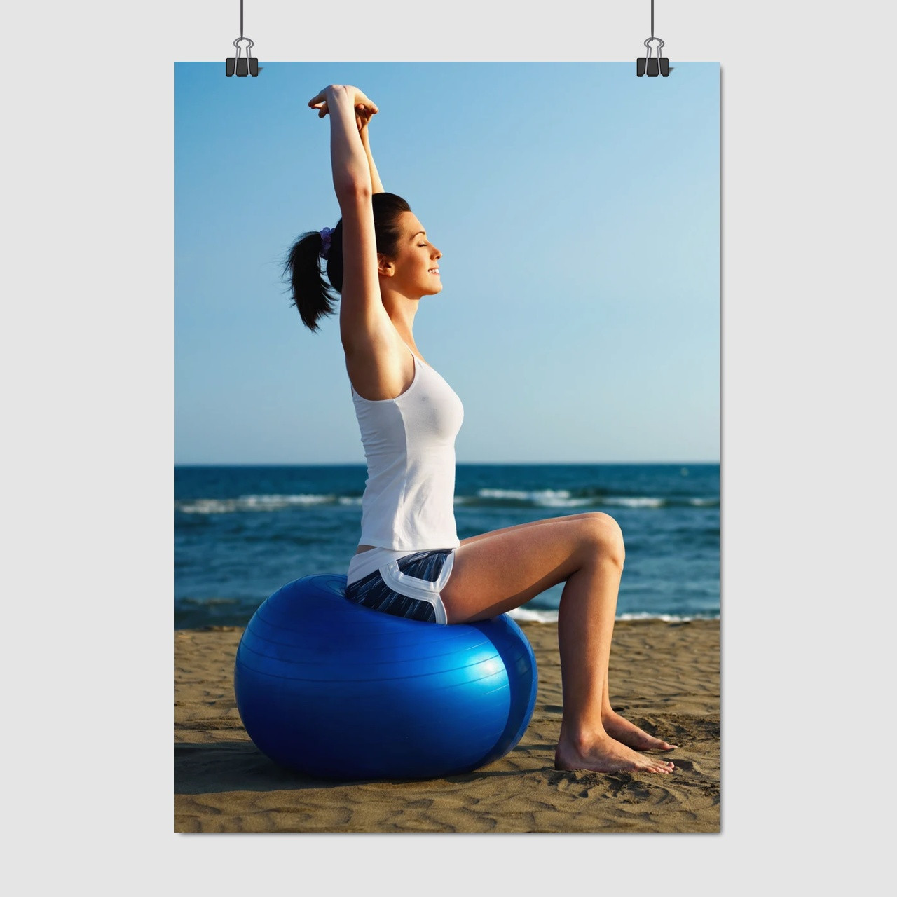 Плакат "Дівчина сидить на кулі", 60×43см