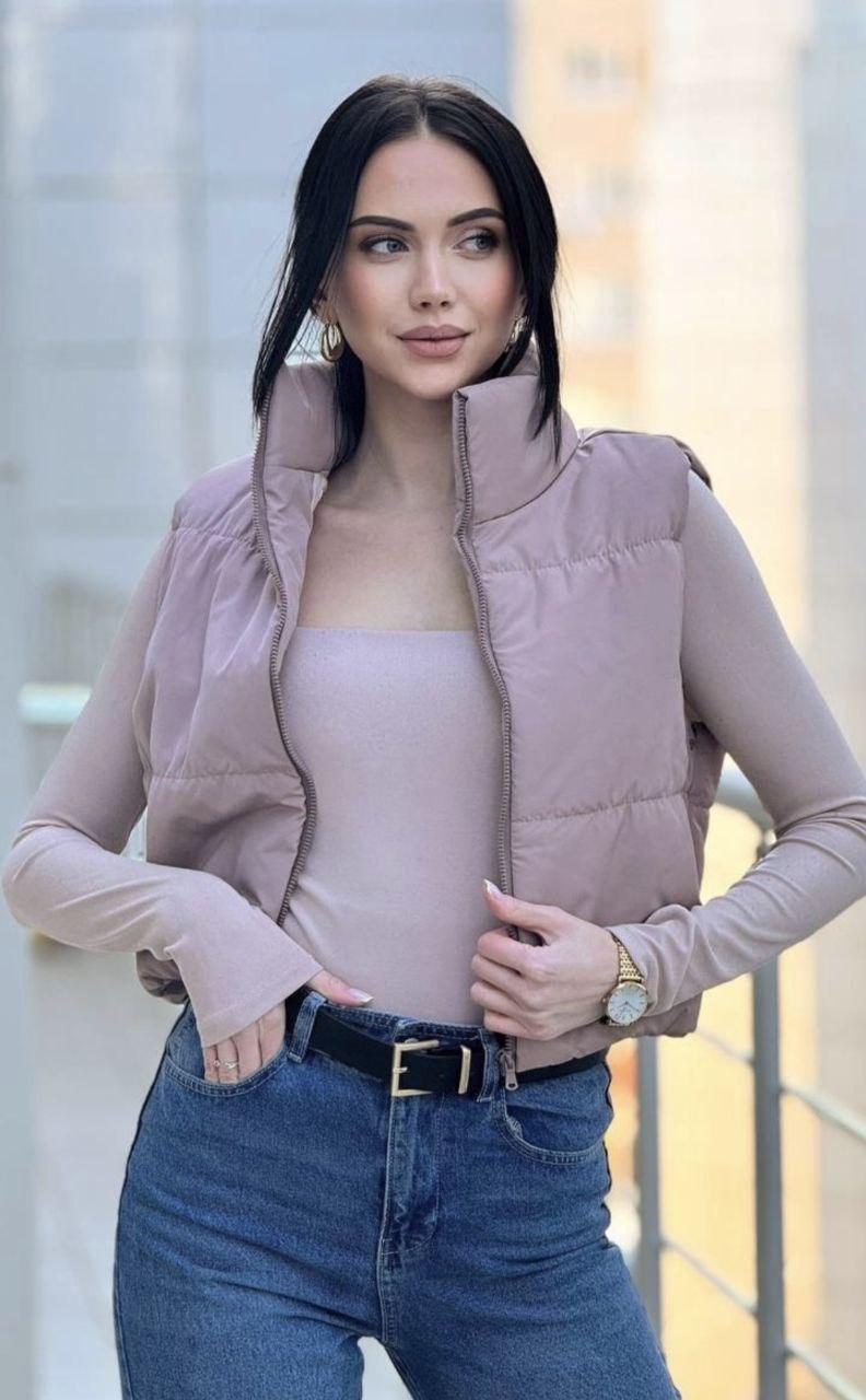 Стильна жіноча бежова коротка жилетка на блискавці, утеплена весняна дута жилетка, укорочена жилетка S, фото 1