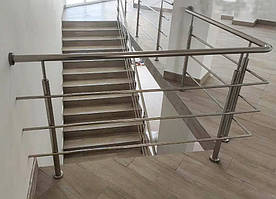 Перила/огородження від виробника з нержавійки AISI 304, поручень Ø38 мм, стійка Ø38 мм, 3 ригелі Ø10 мм, кріплення на анкер