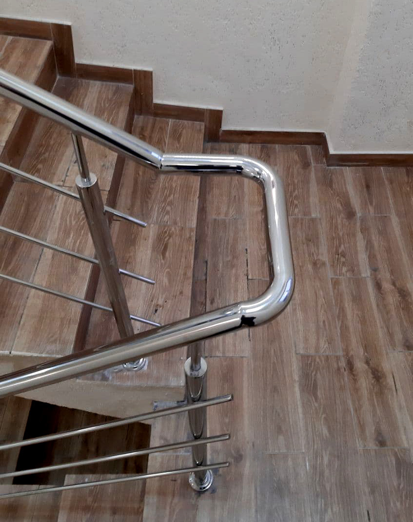 Перила/огородження з нержавіючої сталь AISI 201, поручень Ø42 мм, стійка Ø32 мм, 3 ригелі Ø16 мм, кріплення на