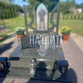 Консультація: 096 332 70 70 | Гранітний монумент на могилу воїну. Має стелу у формі тризуба. Виконаний в човновому граніті.