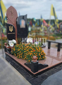 Консультація: 096 332 70 70 | Військовий пам'ятник солдату. З фрезерованим тризубом. Виконаний в лізниківському граніті та габро.