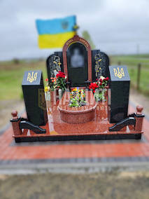 Консультація: 096 332 70 70 | Пам'ятник для військовослужбовця. З граніту гаро та лізника. Має возвеличені колони з фрезерованими золотими тризубами.