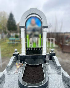 Консультація: 096 332 70 70 | Пам'ятник ЗСУ з граніту габро та мармуровою аркою над стелою.