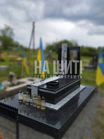 Консультація: 096 332 70 70 | Пам'ятник для солдата на могилу з граніту габро із вставками з вісконт вайта.