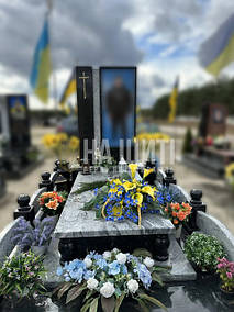 Консультація: 096 332 70 70 | Пам'ятник полеглому захиснику з імпортного граніту вісконт вайт та габро виконаний в європейському стилі.