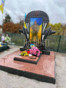 Консультація: 096 332 70 70 | Військовий пам'ятник герою з барельєфом у вигляді крил винищувача. Виконаний в граніті габро.