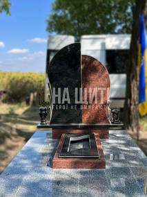 Консультація: 096 332 70 70 | Пам'ятник військовому з українського граніту габро та лізник з подвійною стелою овальної форми.