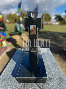 Консультація: 096 332 70 70 | Пам'ятник військовослужбовцю на могилу з українського граніту габро у вигляді хреста.
