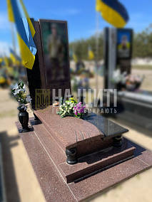Консультація: 096 332 70 70 | Пам'ятник для українського героя виконаний в українському граніті габро та токівському граніті в європейському стилі.