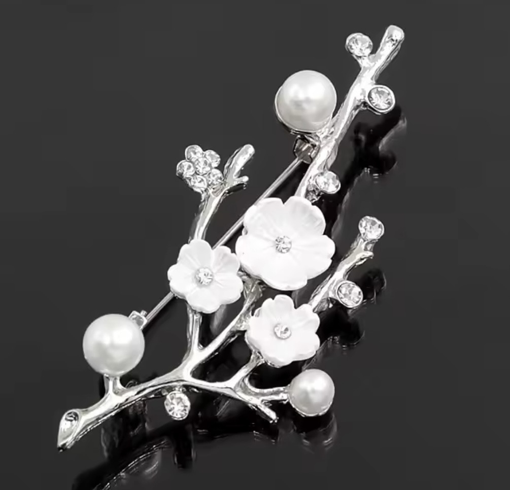 Брошка на сріблястій основі гілочка з білими квіточками стразами та білими намистинами розмір виробу 70х35 мм