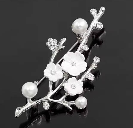 Брошка на сріблястій основі гілочка з білими квіточками стразами та білими намистинами розмір виробу 70х35 мм, фото 1