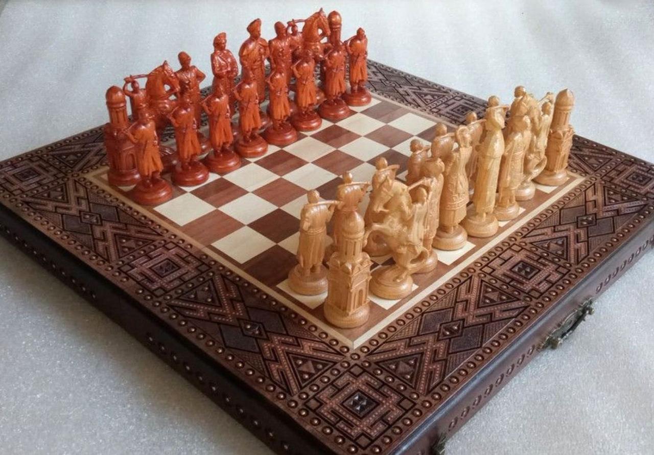 Різьблені шахи ручної роботи "Козаки" 50х50. нарди. Шашки