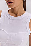 Майка жіноча в рубчик з акцентними швами на грудях, фото 3