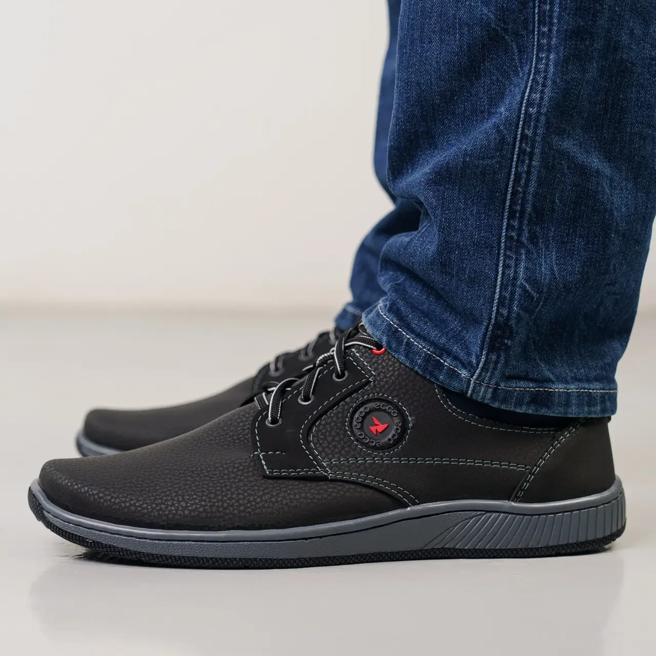 Чоловічі кросівки чорні дешево