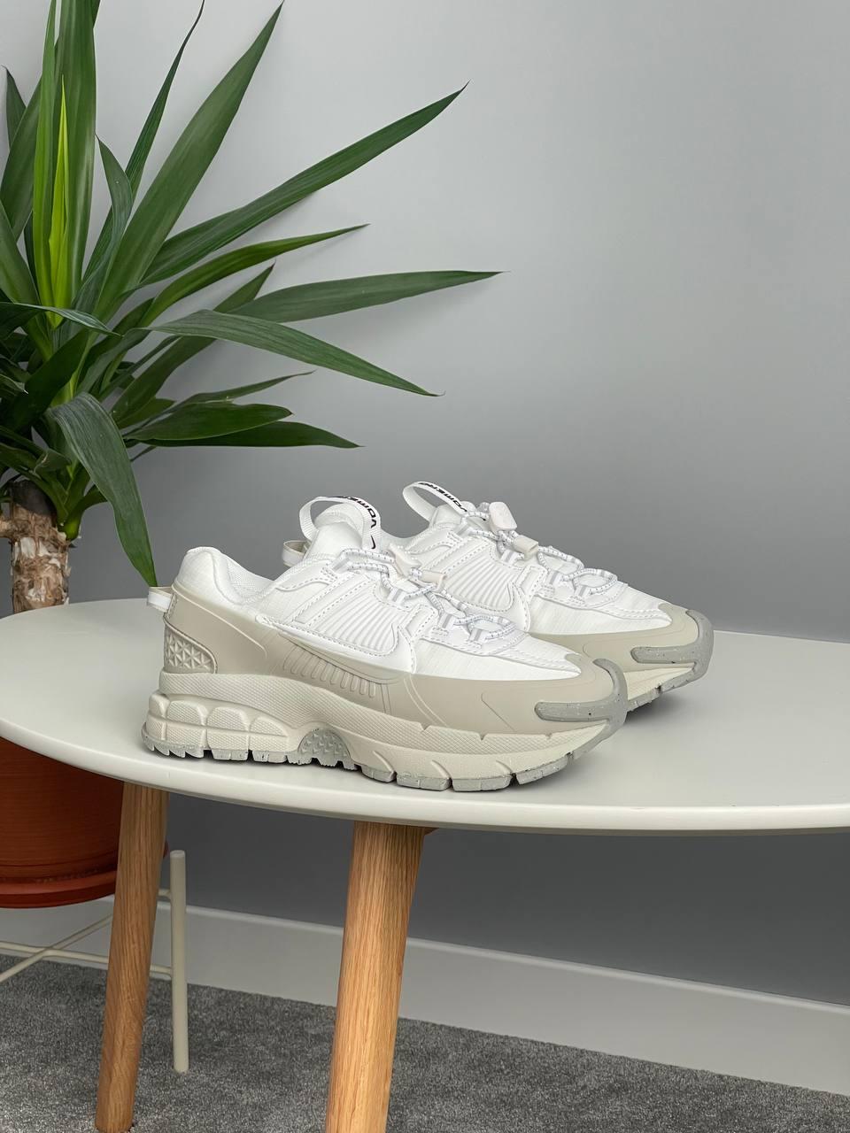 ЖІночі кросівки Nike Zoom Vomero 5 Roam шкіряні білі з сірим Найк Зум Вомеро 5, фото 1