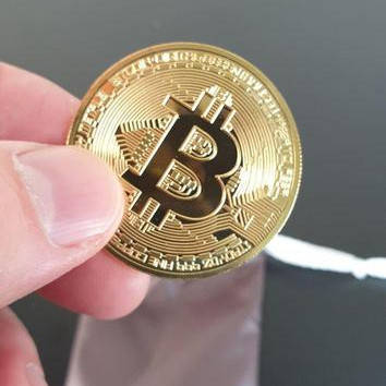 Сувенірна монета Біткоїн BTC (Bitcoin) у пластиковій прозорій коробці/чохлі Золотого кольору