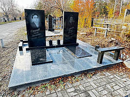 Вертикальный памятник из гранита на площадке 1