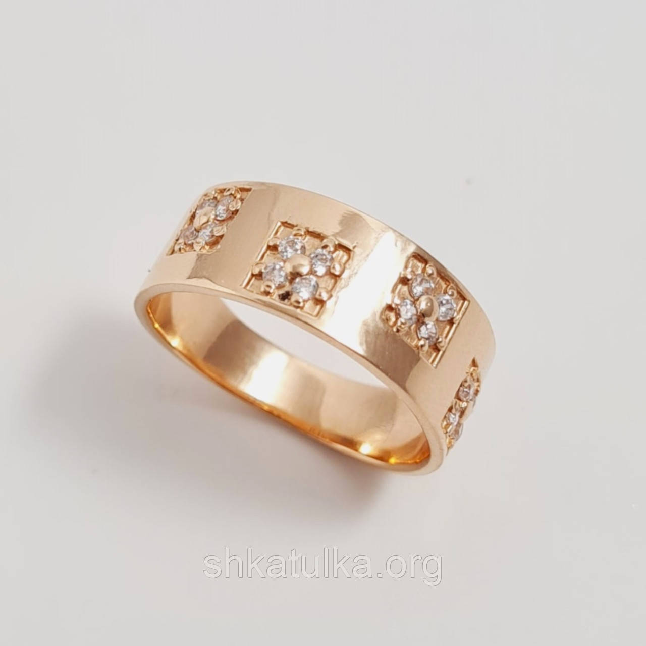 Каблучка із золота широка з білими круглими фіанітами