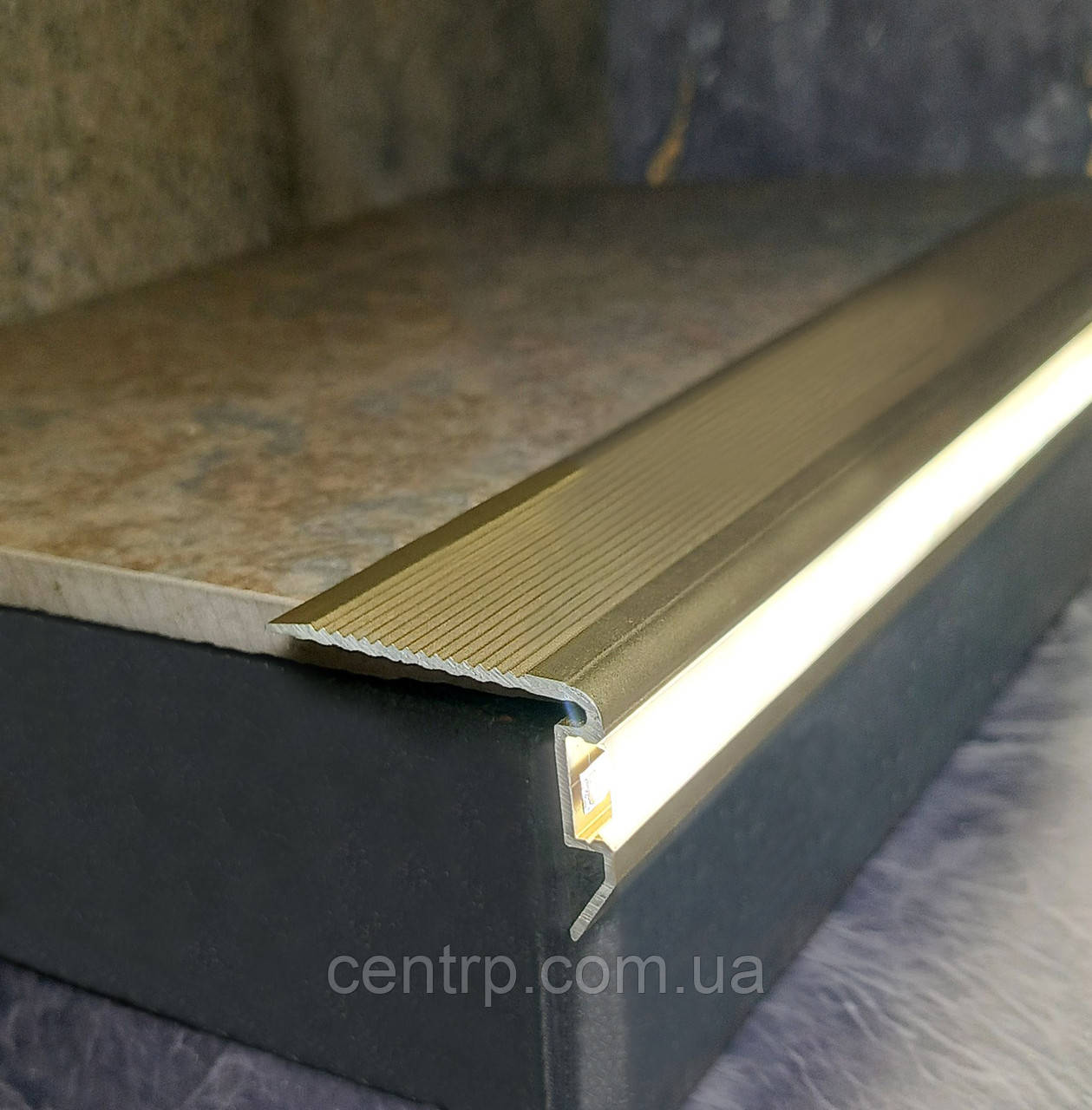 Алюмінієвий профіль для ступенів з LED-підсвічуванням А47*33 2.0, Золото