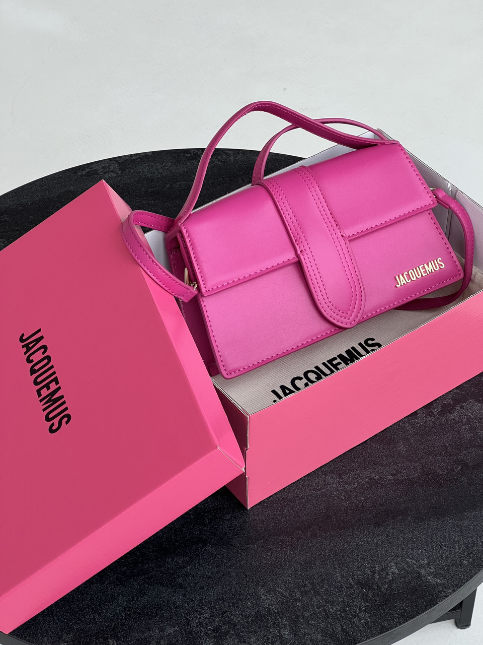 Жіноча сумка Jacquemus Le Grand Bambino малиновий крос боді Жакмюс, фото 1