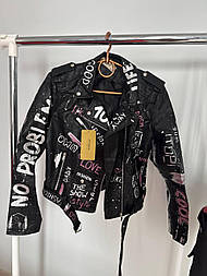 Куртка косуха з екошкіри чорна з написом