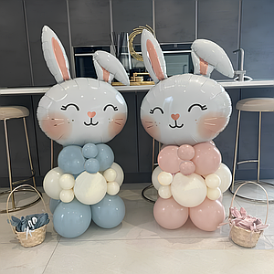 Фігури на стійці з кульок Кролики з рожевими щічками.