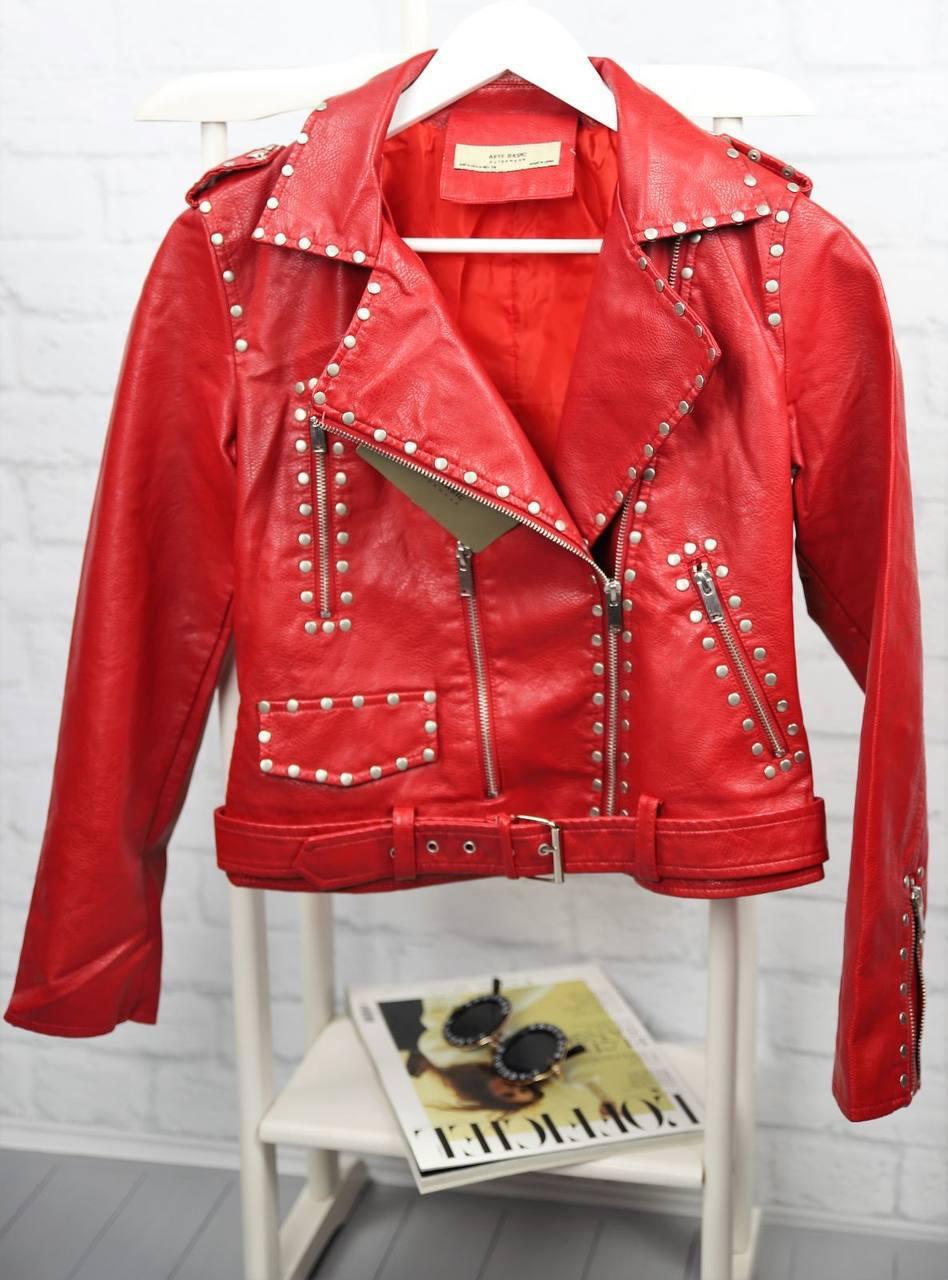 Куртка косуха з екошкіри червона жіноча з металевими клепками, фото 1