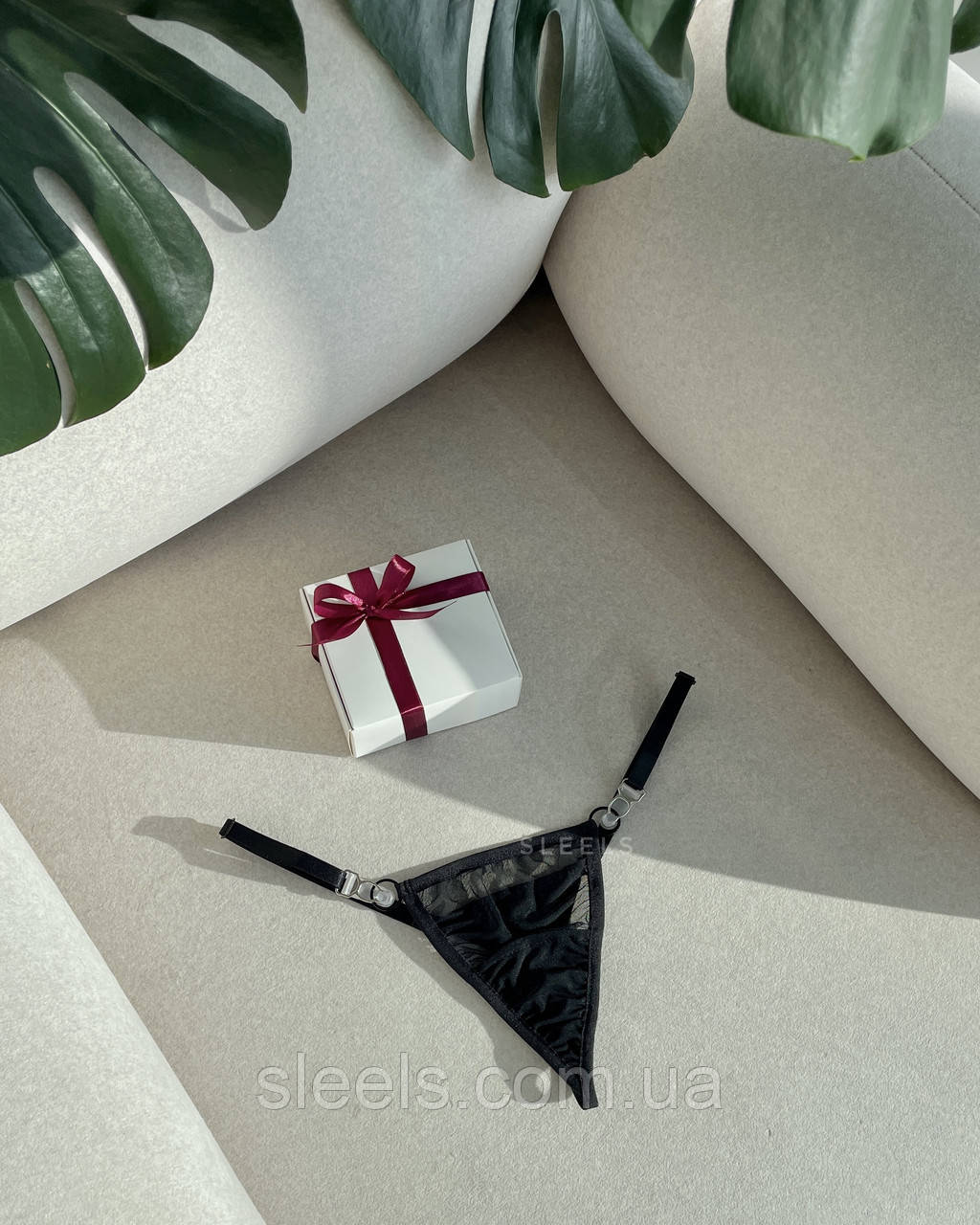 Трусики стрінги з силіконовими защіпками на бедрах, фото 1