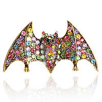 Брошка на золотистій основі кажан з різнобарвними стразами, що переливаються, розмір виробу 60х40 мм