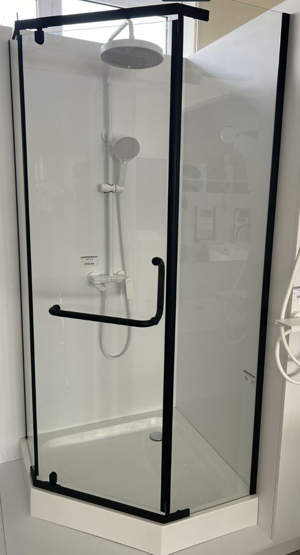 Душова кабіна 90*90*200 см п'ятикутна з піддоном 12 см, скло прозоре 6 мм, чорний профіль