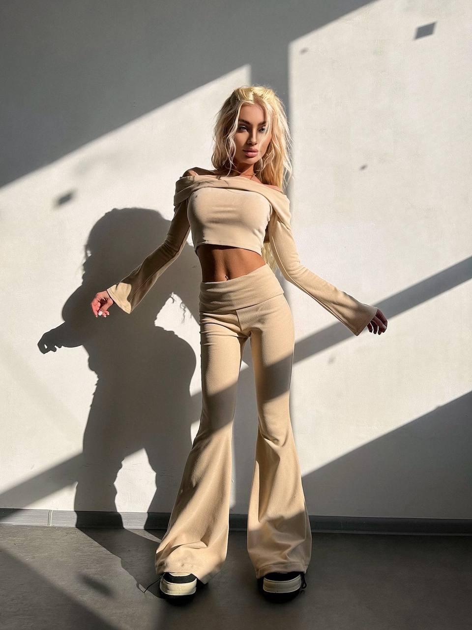 Жіночий костюм топ із відкритими плечима та хомутом і штани кльош на високій посадці (р. 42, 44) 66103792Е, фото 1