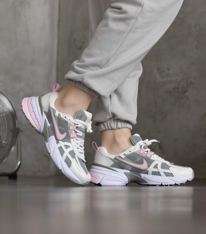 Жіночі кросівки Nike V2K Runtekk gray pink Найк сірі з рожевим весна літо