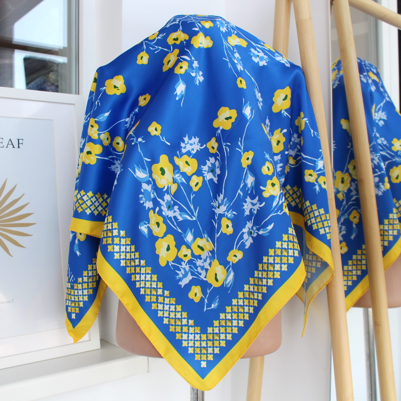 Хустка патріотична 90х90см "Поле квітів" 218044, фото 1