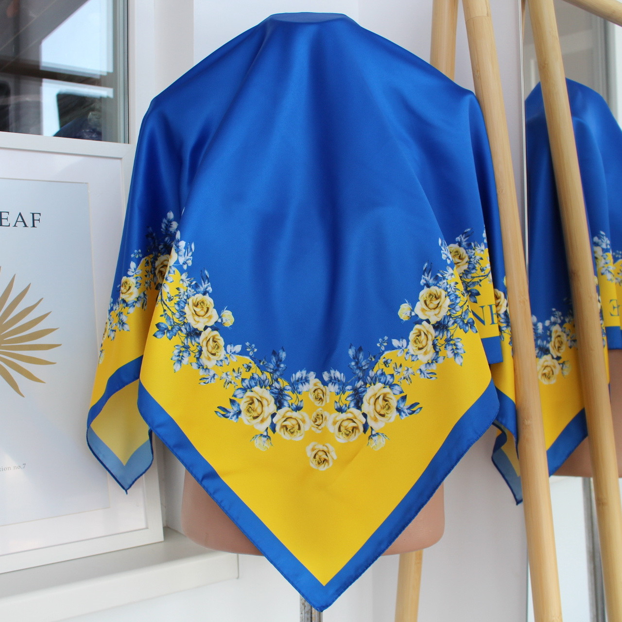 Хустка патріотична 90х90см "Ніжні троянди" 218047, фото 1