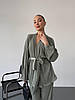 Оливковий вишуканий брючний костюм-двійка тканина пліссе: широкі штани та подовжена кофта кімоно з поясом, фото 4